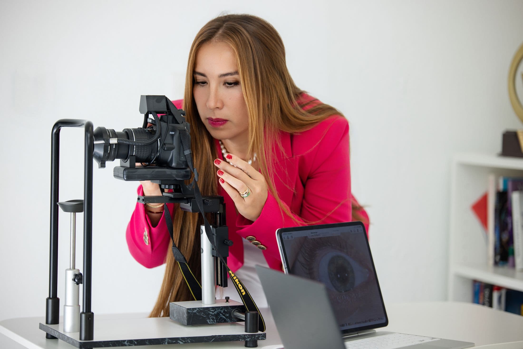 María Fernanda Claros trabajando en su consultorio de iridología